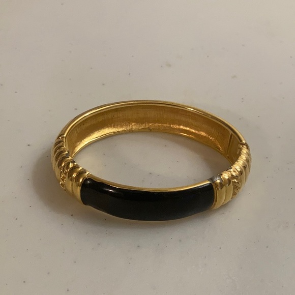 Monet goldtone hinged bangle bracelet w/enamel